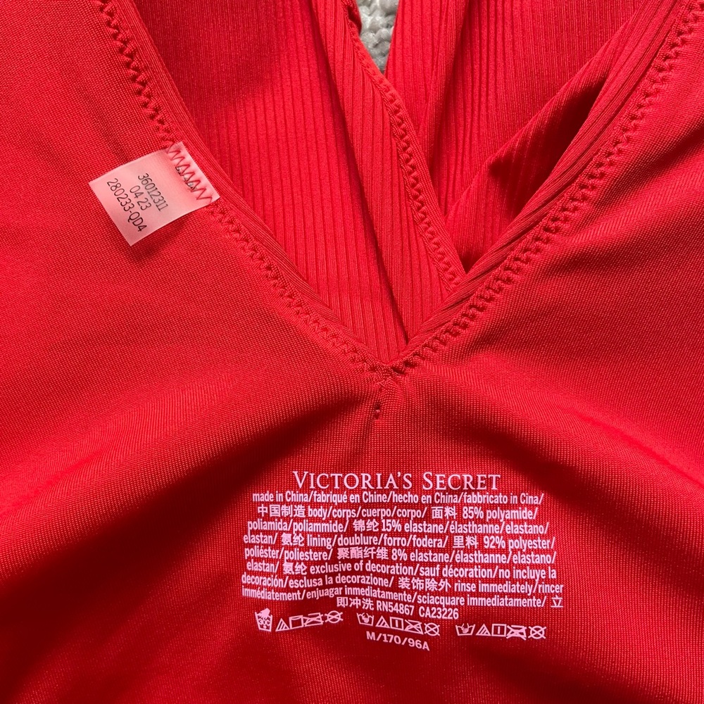 Victoria’s Secret Red One Piece Ribbed Swimsuit Size Medium Twist Plunge Padded - Picture 6 of 11